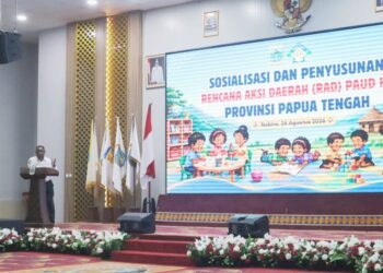 Asisten III Bidang Administrasi Umum Setda Papua Tengah, Viktor Fun, saat mewakili Gubernur Papua Tengah membuka kegiatan Sosialisasi dan Penyusunan RAD PAUD HI di Aula Ballroom Gubernur Papua Tengah, Nabire, Rabu (26/8/2026). Dok-Alvira