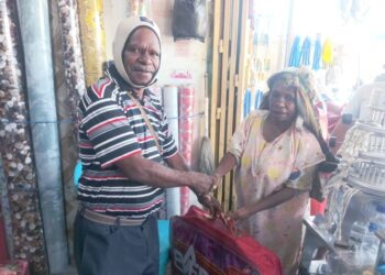 WKetua LMA Kabupaten Deiyai Bernard Pekei menyerahkan bantuan selimut kepada lansia di Kampung Wagete, Distrik Tigi, Kamis (27/8/2026) pukul 09.00 WIT. Dok_LMA