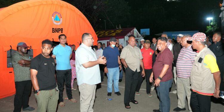 Tengah Malam, Gubernur MDF dan Wagub Aryoko Datangi 3.200 Korban Kebakaran Dok V