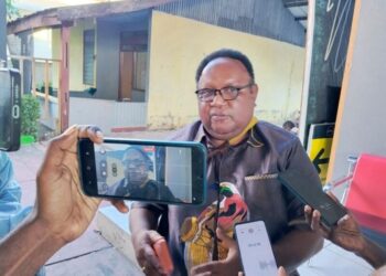 Wakil Ketua IV DPR Papua Tengah, Jhon NR Gobai, saat memberikan keterangan pers usai penundaan Rapat Koordinasi terkait sengketa lahan adat di Ruang Rapat AKD DPRPT, Nabire, Kamis (3/9/2026). Dok- Alvira CM