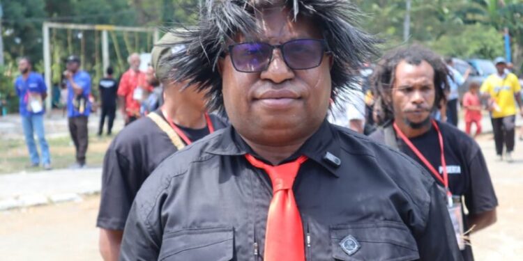 WKepala Suku Besar Wate, Otis Monei, saat memberikan keterangan pers usai penundaan Rapat Koordinasi terkait sengketa lahan adat di Ruang Rapat AKD DPRPT, Nabire, Kamis (3/9/2026). Dok- Alvira CM